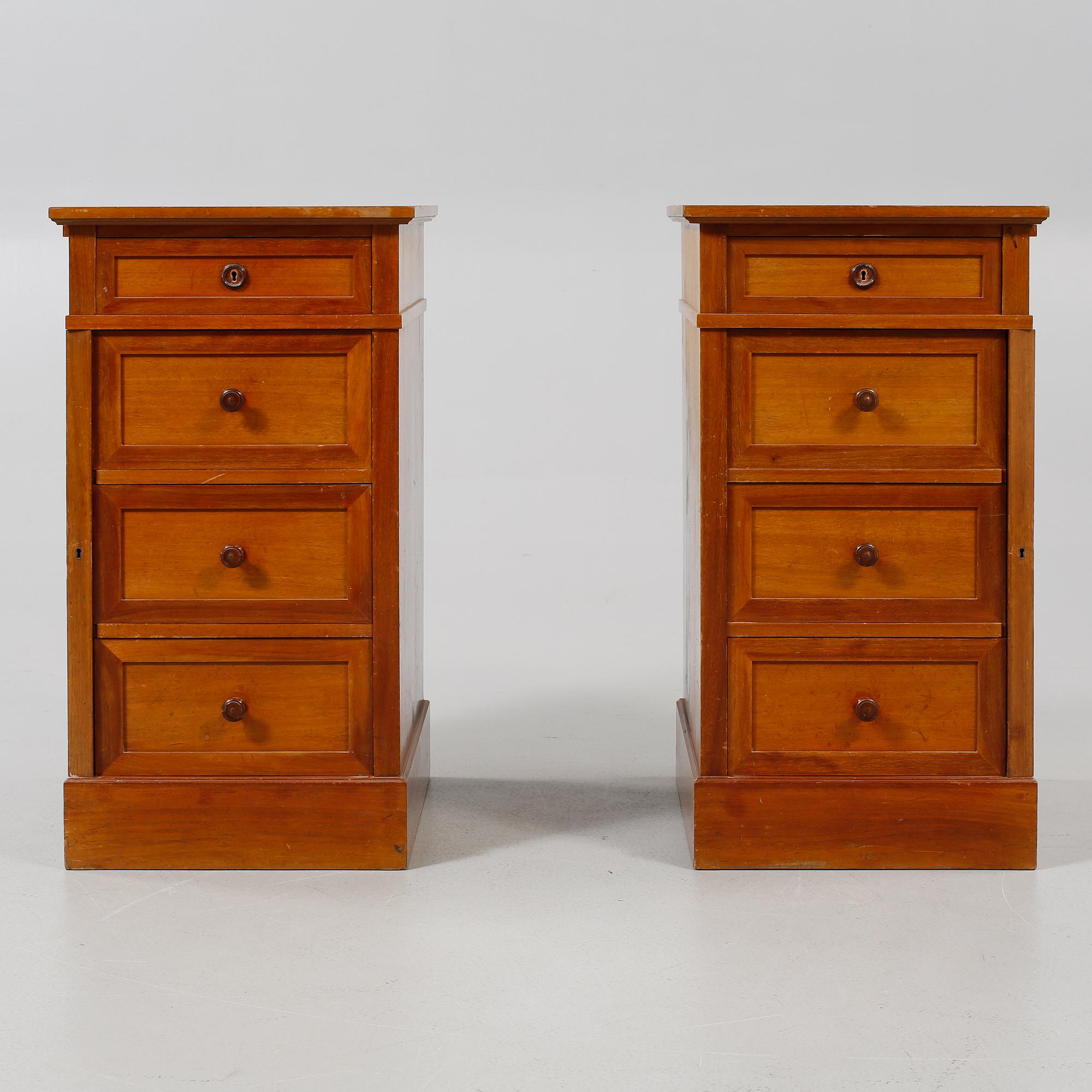 SÄNGBORD, ett par, 1800-talets andra hälft.