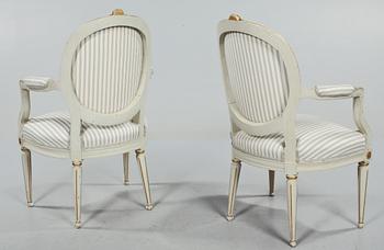 KARMSTOLAR, ett par, gustaviansk stil, 1900-talets andra hälft.