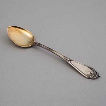 FABERGÉ, Moskva 1899-1908, Dessert-/bakelseskedar, 12 st, silver med förgyllda blad.