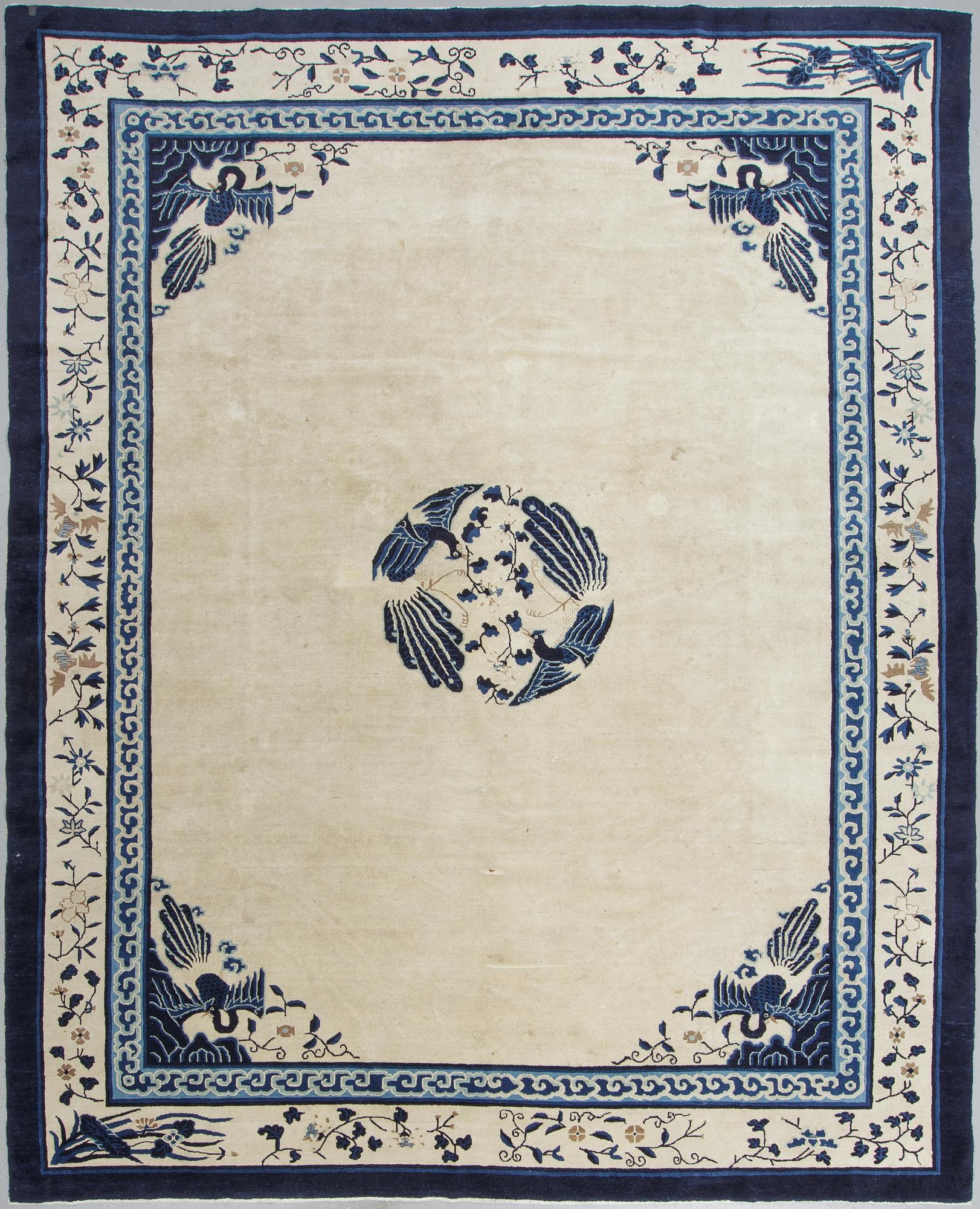 Matto, a semi-antique China, ca 348,5-350 x 279,5-282,5 cm.