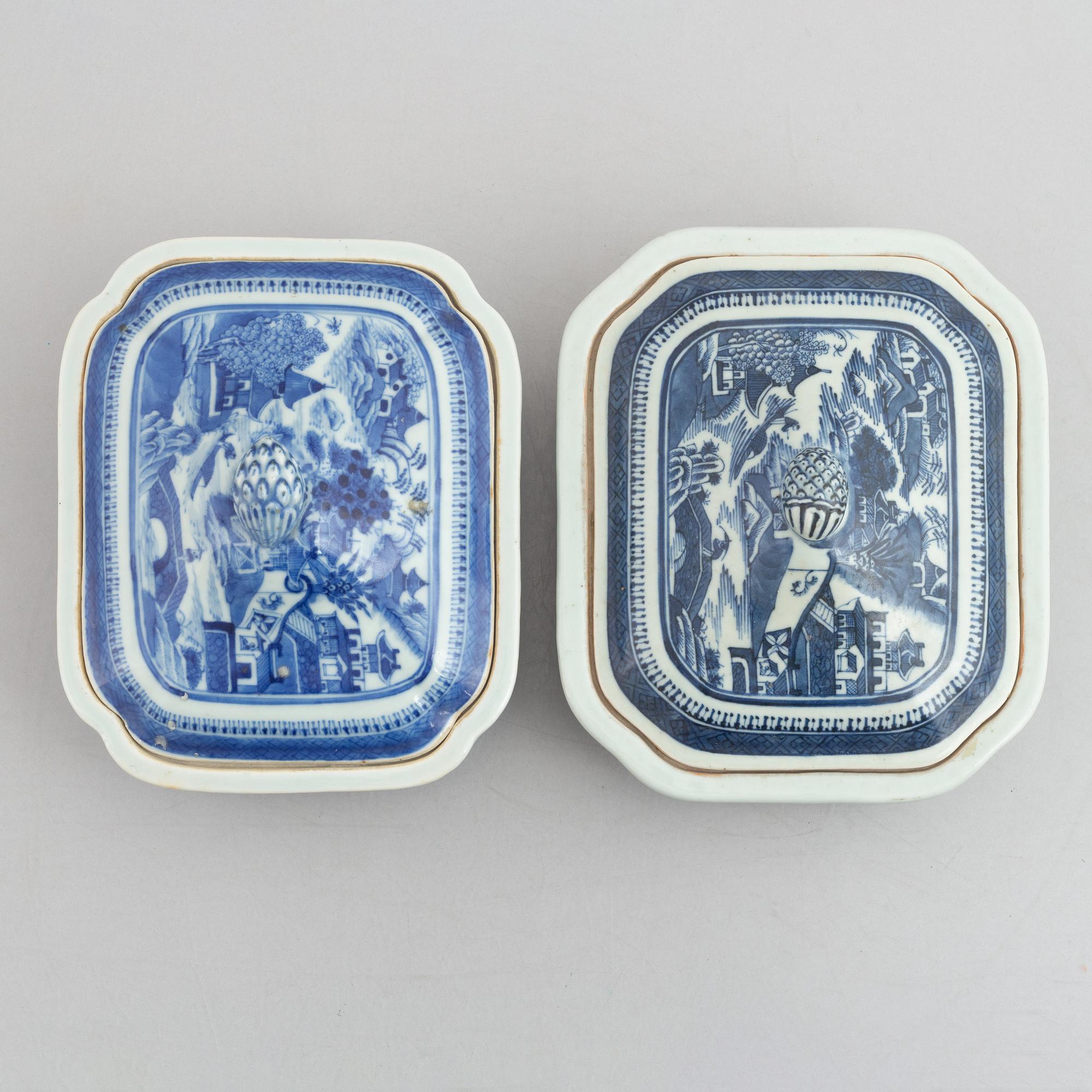 Karrotter, ett par samt stekfat, två snarlika, porslin, Kina, Qingdynastin, 1700- och 1800-tal.