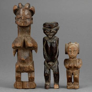 FIGURER, trä, 3 st, Centralafrika, 1900-tal.