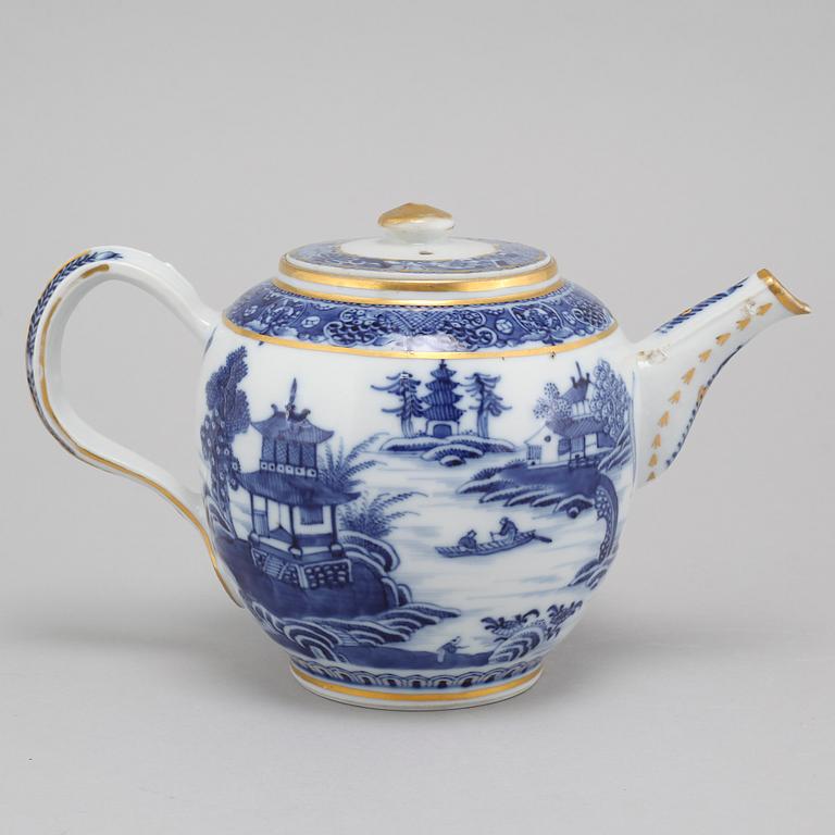 A late 18th century porcelian chinese teapot.