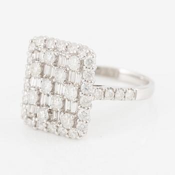 Ring, 18K white gold with baguette and brilliant-cut diamonds.