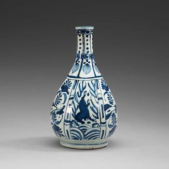 A blue and white bottle, Ming dynasty, Wanli (1572-1620).