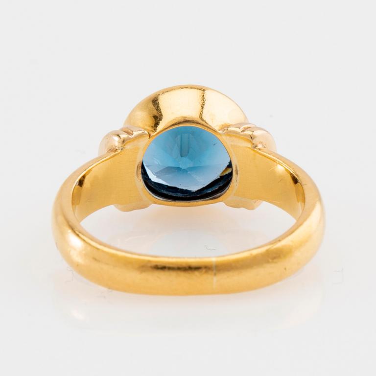 Ring 18K gold with faceted blue glass.