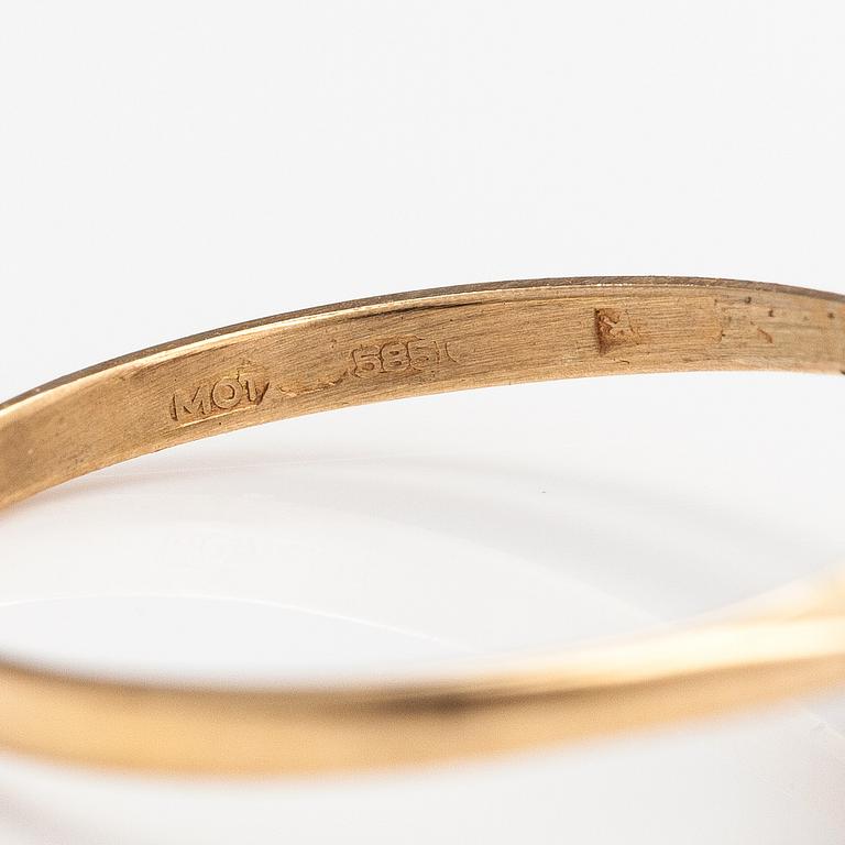 A 14K gold ring with a sapphire and a diamonds ca. 0.10 ct in total.