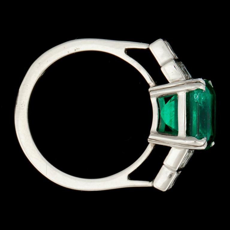RING med smaragdslipad smaragd 4.56 ct samt carréslipade diamanter totalt 0.90 ct.