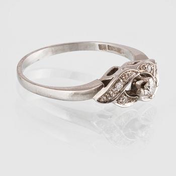 RING, 18K vitguld med briljant och åttkantslipade diamanter 0.12 ct, Gustav Dahlgren & Co, Malmö, 1974. Vikt 3,5 gram.