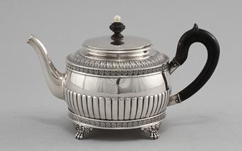 TEKANNA, silver, C G Hallberg, Stockholm, 1899. Vikt 406 g.