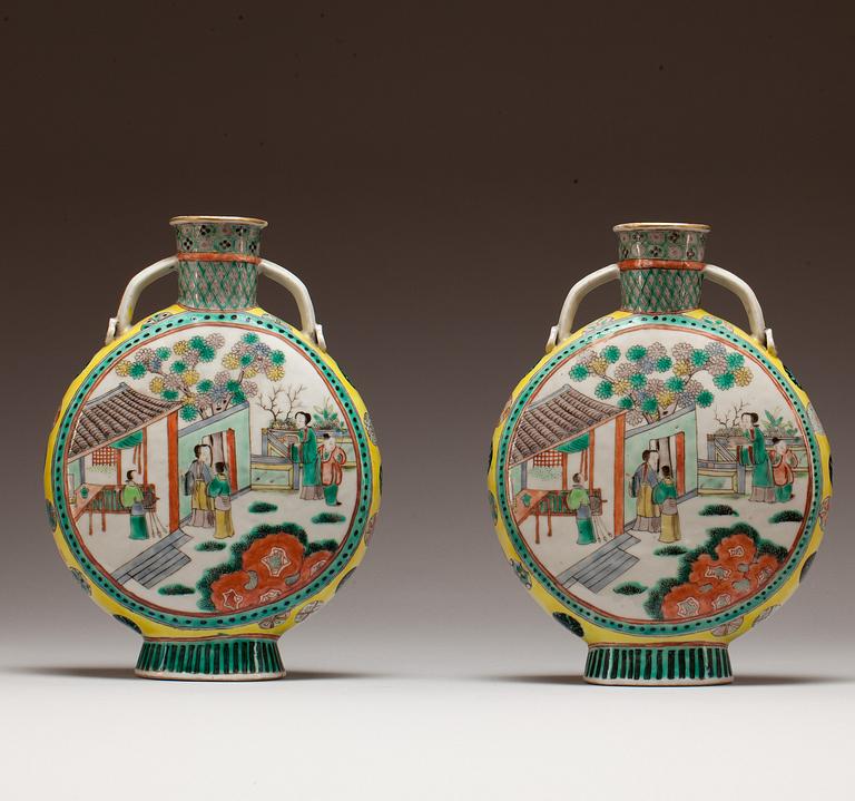 PILGRIMSFLASKOR, ett par, porslin, Kina, 1800-tal.