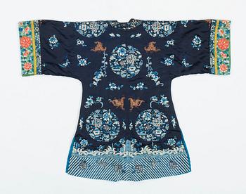 ROBE, silk. Height 108,5 cm. China, late Qing dynasty (1644–1911).