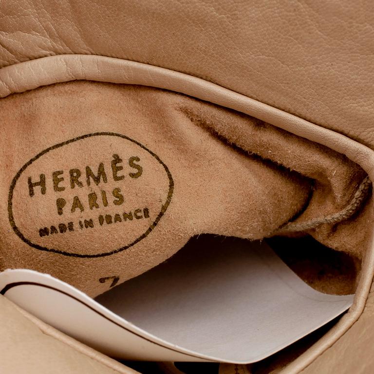 HERMÈS, a pair of leather gloves. Size 7.