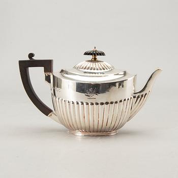 An English 19th century sivler tea pot marks of Walter & John Barnard,London 1881, total weight ca 480 gr.