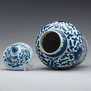 A blue and white urn with cover, Qing dynasty, Kangxi (1662-1722).