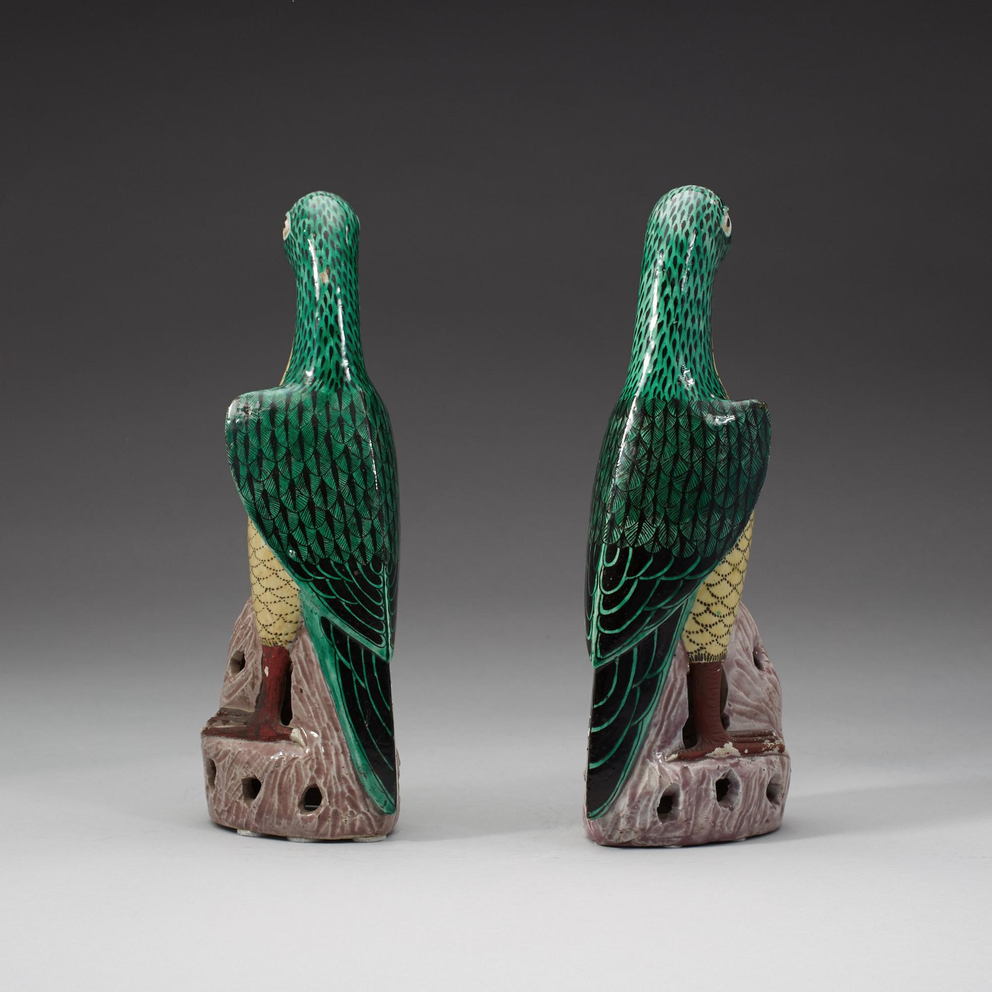 FIGURINER, ett par, porslin. Sen Qing dynasti (1644-1912).