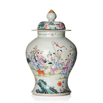 1092. A famille rose jar with cover, late Qing dynasty, circa 1900.