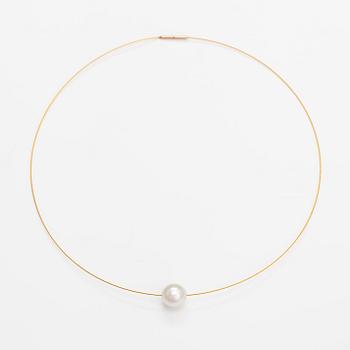 A necklace with a cultured pearl and metal wire.
