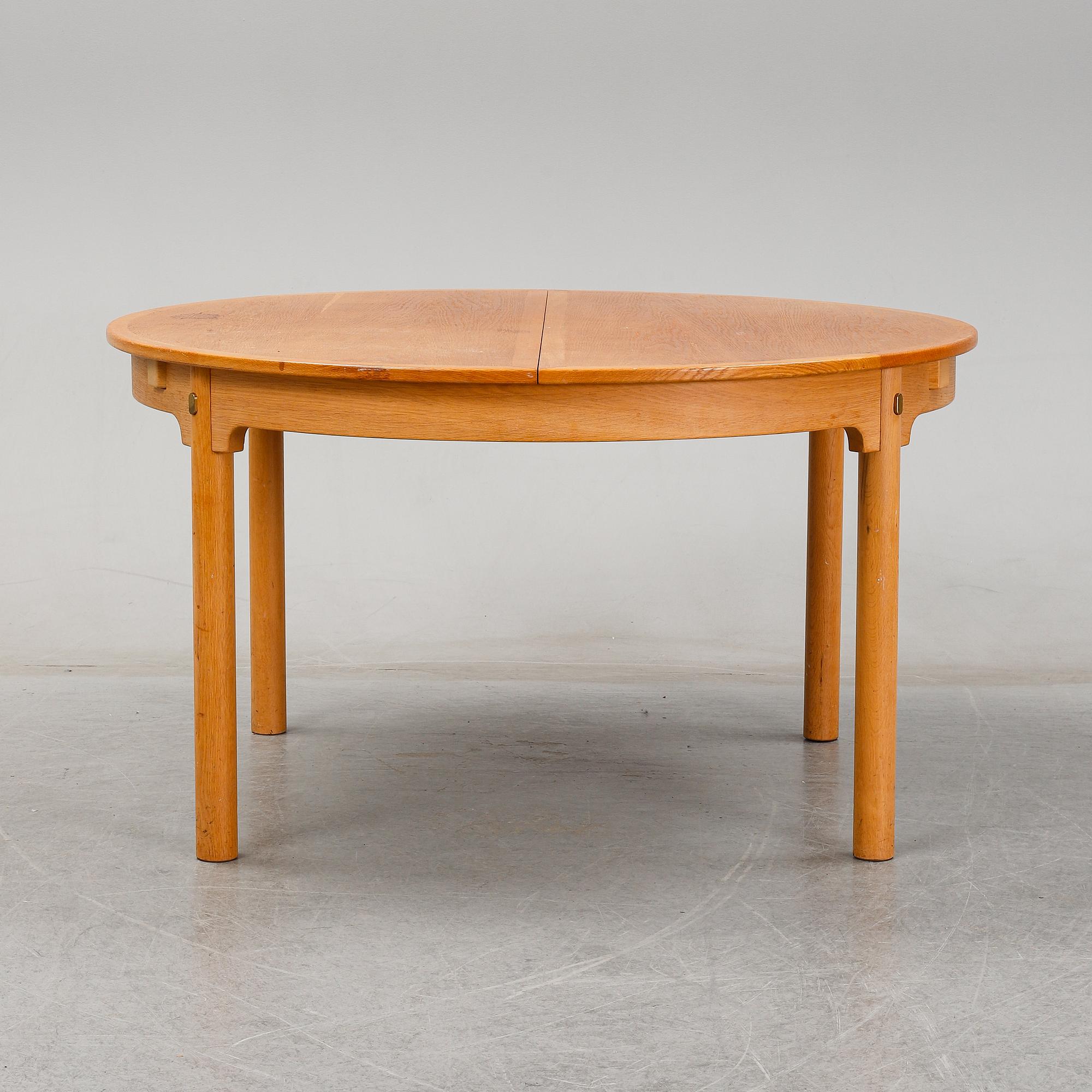 A 'Öresund' oak veneered dining table by Børge Mogensen, Karl Andersson & Söner. 2 foldable leaves included.