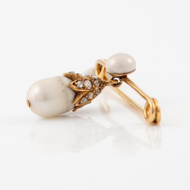 An 18K gold brooch with a drop-shaped pearl.
