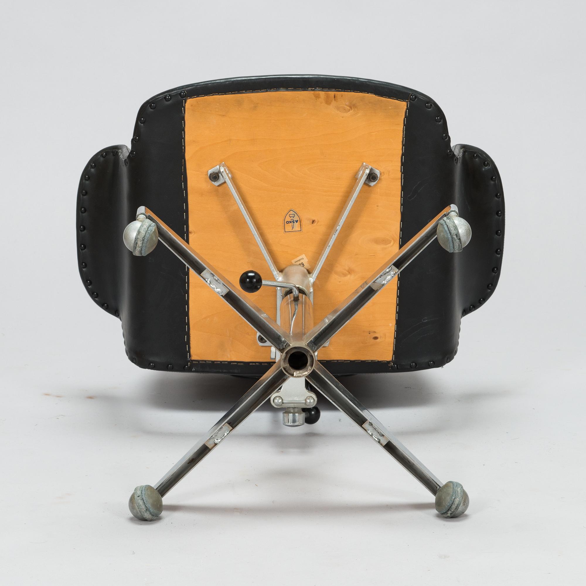Desk chair, model 2114 Asko. In production 1962-1975.