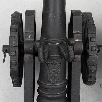 A pair of cast-iron modell canons, 20th century.