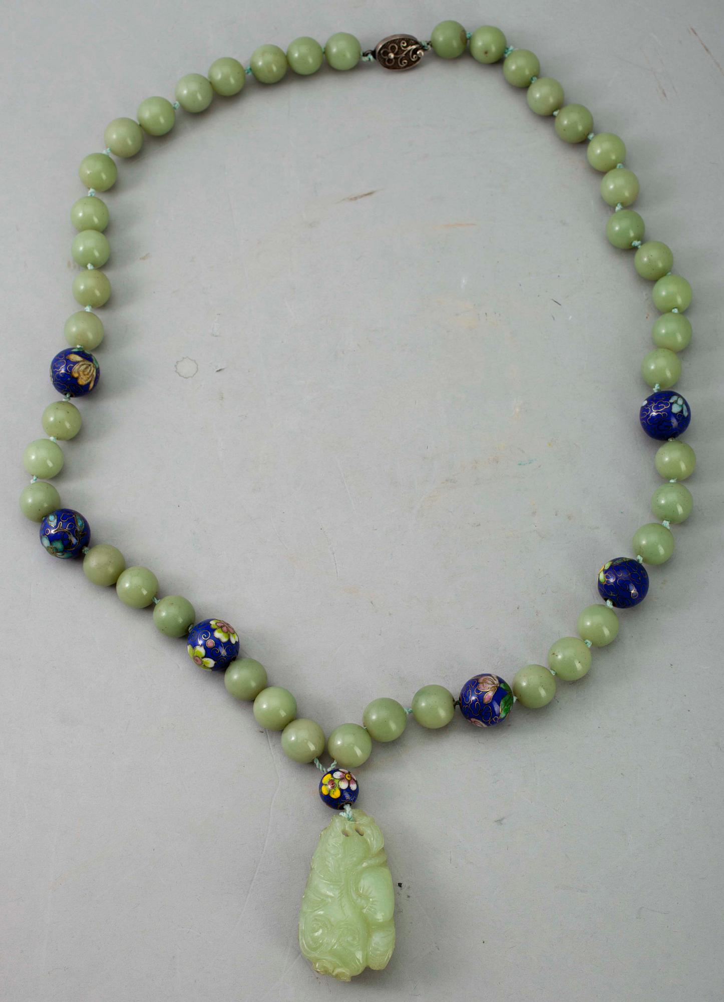 FIGURINER samt HALSBAND, jade, 1900-tal.