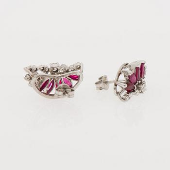 ÖRHÄNGEN, 14K vitguld, briljantslipade diamanter totalt ca 1,08 ct, rubiner ca 1,70 ct. Erkki Nupponen, Helsingfors.