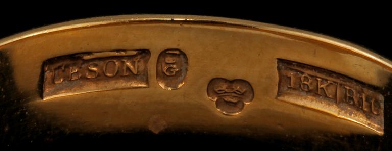 RING, 18k guld och röd emalj, Viktoria orden, Ceson, Göteborg, 1976. Vikt 3 g.
