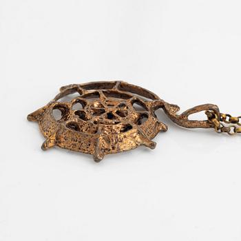 Samling bronssmycken, 4 st, armband, tre hängsmycken, bla Sarpaneva och Uni Tangerud, för David Andersen, Norway.