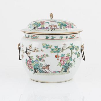 A Chinese porcelain bowl with cover, 20th century.