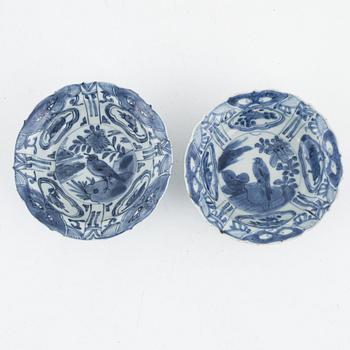 Six blue and white porcelain plate and two small bowl, Ming dynasty, Wanli (1572-1620).