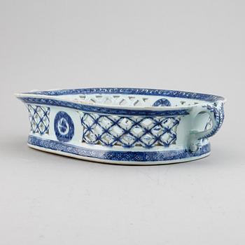 A blue and white chesnutbasket, Qing dynasty, Qianlong (1736-95).