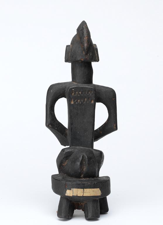 FETISCH. Trä. Senufo-stammen. Côte d'Ivoire (Elfenbenskusten) omkring 1960. Höjd 31 cm.