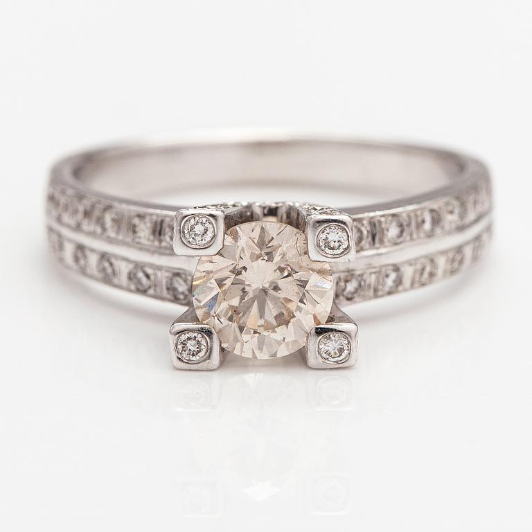 An 18K white gold ring with diamonds ca. 1.55 ct in total.