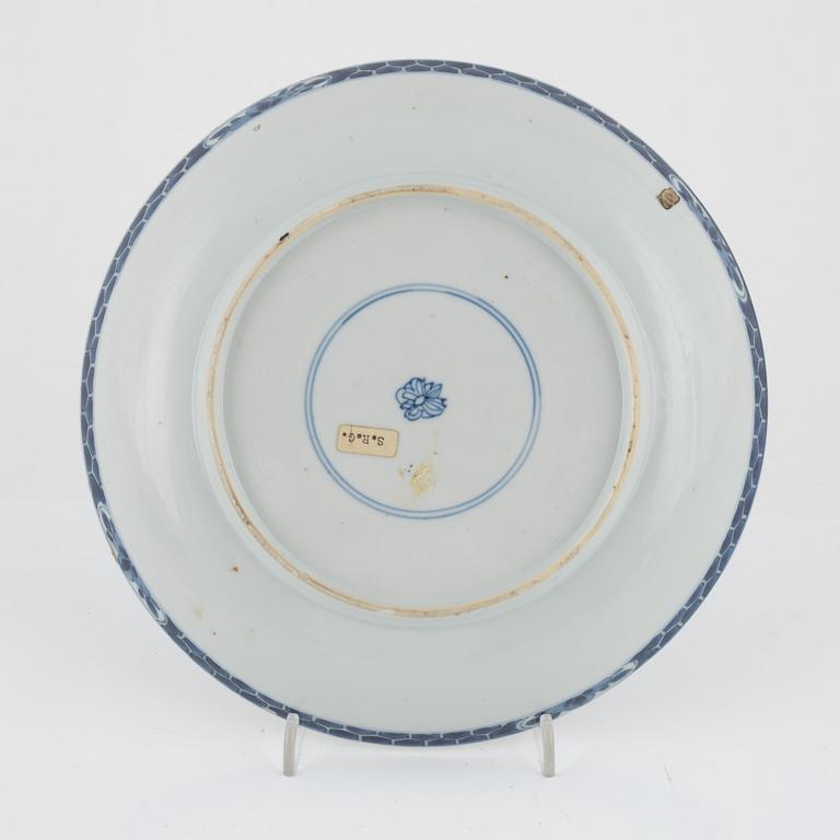 A set of 3 plates and a dish in blue and white, China, 18th century.