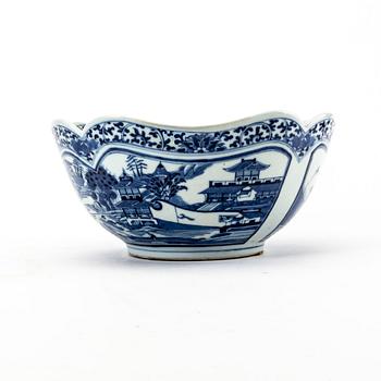 A Chinese porcelain bowl, circa 1800.