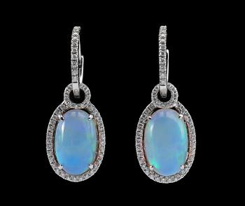 546. KORVAKORUT, briljanttihiottuja timantteja n. 1.10 ct. Opaaleja.