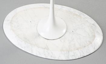 An Eero Saarinen 'Tulip' marble top side table, Knoll International.