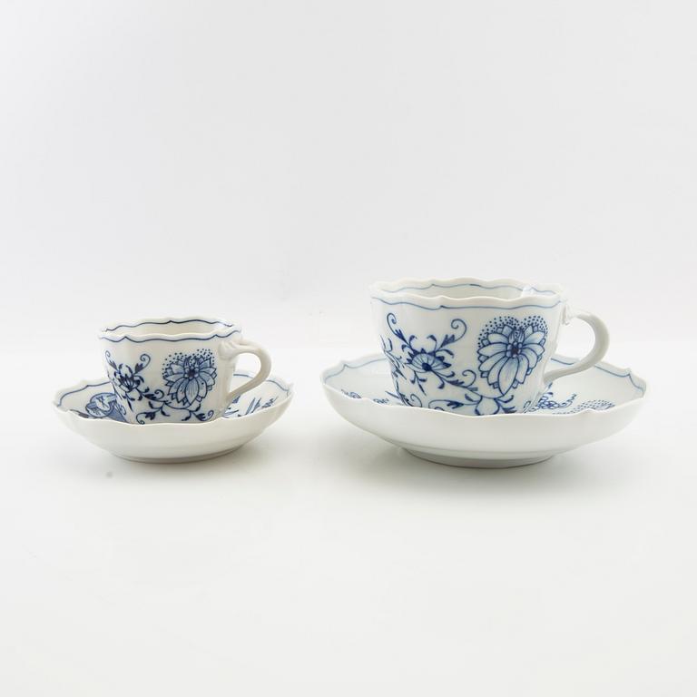 Service 89 pcs "Onion Pattern" Meissen, second half of the 20th century.