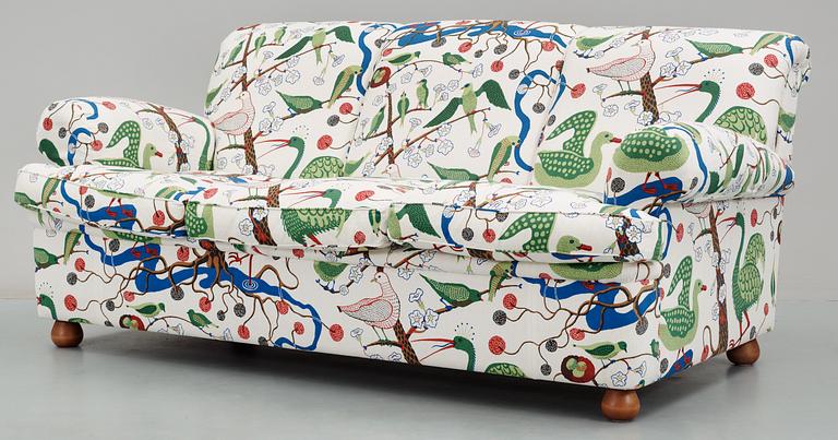 A Josef Frank sofa by Svenskt Tenn, model 703.