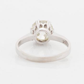 Ring 18K vitguld med en cushionformad gammalslipad diamant.