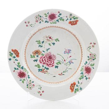 A famille rose serving dish, Qing dynasty, Qianlong (1736-95).