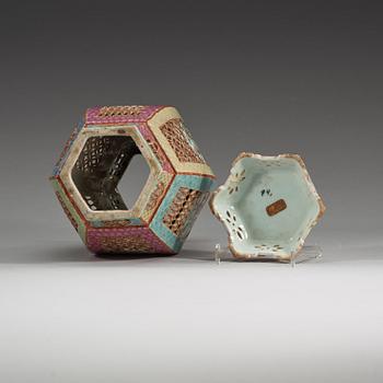 A famille rose lantern, Qing dynasty, 19th Century.