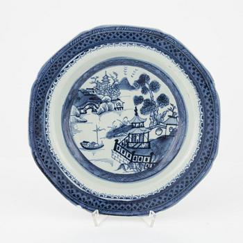 Servisdelar, porslin, 43 st, Kina, Qingdynastin, mestadels Qianlong (1735-95).