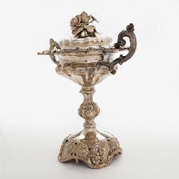 A footed Neo Rococo silver bowl with lid, maker's mark of Johan Theodor Palmgren, Norrköping, Sweden 1885-86.