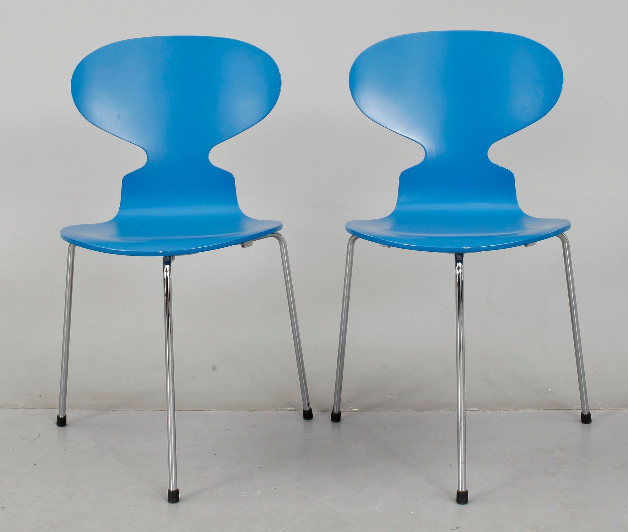 STOLAR, 2 st, "Myran", Arne Jacobsen för Fritz Hansen, daterad 2003.