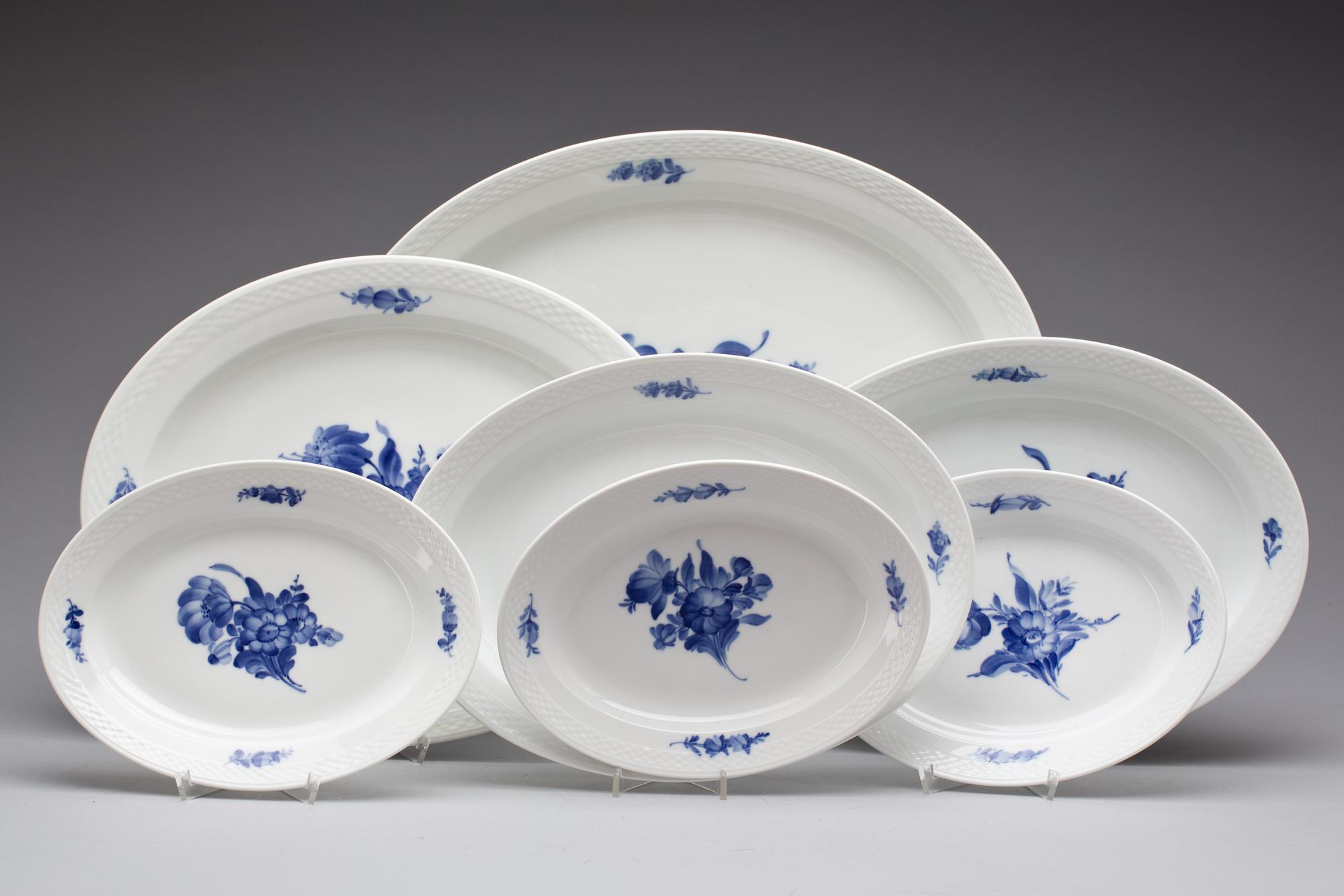 MATSERVIS, 83 delar, "Blå Blomst", Royal Copenhagen.