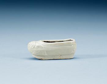 A blanc de chine figure of a shoe, Qing dynastin, Kangxi (1662-1722).