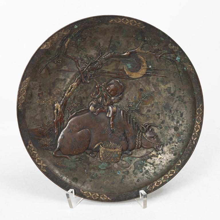 A Japanese bronze dish, Meiji (1868-1912).